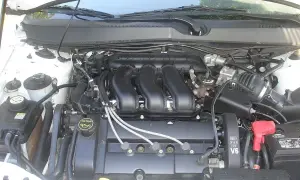 Silnik V6 Duratec w Ford Mondeo MK4. Widać przewody, akumulator i elementy układu dolotowego.