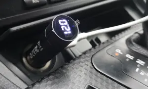 W samochodzie nie działa zapalniczka, ale podłączony adapter USB pokazuje napięcie 12.9V.