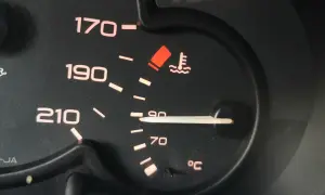 Wskaźnik pokazuje temperaturę płynu chłodniczego. Igła znajduje się między 70 a 90°C, co oznacza, że silnik jest w optymalnej temperaturze pracy.