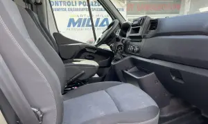 Wnętrze Renault Master. Gdzie jest akumulator? Pod siedzeniem kierowcy, jak w wielu autach dostawczych.