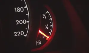 Wskaźnik paliwa na desce rozdzielczej pokazuje niski poziom. Objawy za niskiego poziomu paliwa w gaźniku mogą być różne, ale ten wskaźnik jest pierwszym sygnałem.