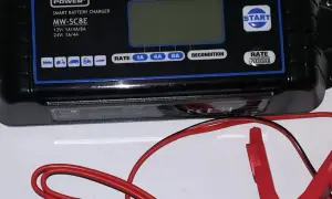 Ładowarka MW-SC8E z ikonami pojazdów. Czy nowy akumulator trzeba ładować? Sprawdź instrukcję lub ustaw tryb ładowania.