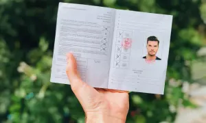 Międzynarodowe prawo jazdy konwencją genewską czy wiedeńską? Dokument z danymi kierowcy i pieczęciami.