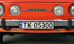 Pomarańczowa Skoda z tablicą rejestracyjną TK 05300.
