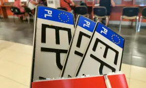 Kilka tablic rejestracyjnych PL w urzędzie. Czekam na swoją gb rejestrację.