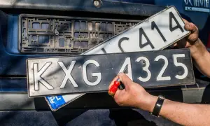 Wymiana tablic rejestracyjnych w Polsce. Dwie tablice, jedna z numerem KXG 4325, druga z numerem C414.