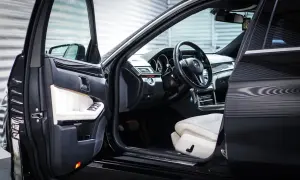 Wnętrze luksusowego Mercedesa z białymi skórzanymi fotelami. Zastanawiasz się, keyless entry co to jest? To wygoda bez kluczyka.