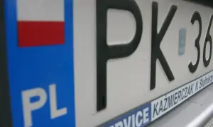 Zbliżenie na polską tablicę rejestracyjną z oznaczeniem PK. Widoczna flaga Polski i napis PL.