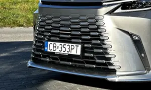CB 353PT - ciekawy numer rejestracyjny na grillu Lexusa.