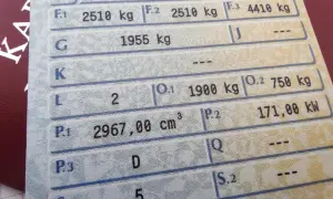Fragment dowodu rejestracyjnego pojazdu. Widoczna masa własna 1955 kg (pole G) oraz inne dane techniczne.