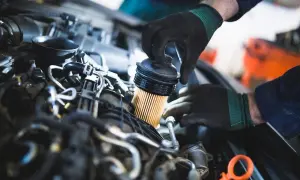 Mechanik wymienia filtr paliwa. Pamiętaj, co ile wymieniać filtr paliwa, by silnik działał sprawnie.