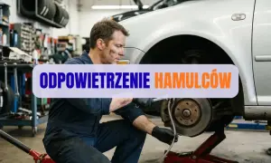 Mechanik wykonuje odpowietrzanie hamulców z ABS. Prawidłowa kolejność odpowietrzania jest kluczowa dla bezpieczeństwa.