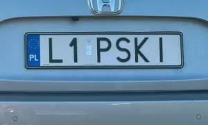 Polskie tablice rejestracyjne z numerem L1 PSKI na samochodzie Honda.