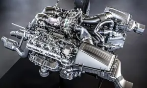 Błyszczące cylindry w silniku V8, z turbosprężarkami i skomplikowanymi przewodami, prezentują potęgę inżynierii.