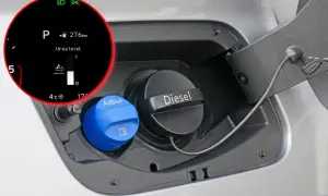 Wskaźnik poziomu AdBlue na desce rozdzielczej informuje, do jakich samochodów jest potrzebny ten płyn. Widoczny jest korek AdBlue i Diesel.