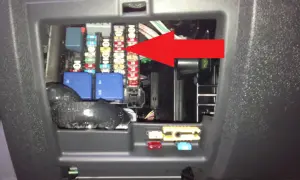 Czerwona strzałka wskazuje na rząd bezpieczników 10A w skrzynce bezpieczników Renault Megane 3.