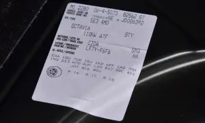 Naklejka z danymi pojazdu, w tym kod silnika po VIN: Octavia 110kW A7F, kod CZDA, LF7Y-F6F6.