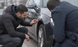 Kupujący zapoznał się ze stanem technicznym pojazdu, oglądając rysy na błotniku.
