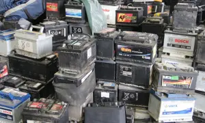 Stosy zużytych akumulatorów samochodowych, gotowych do recyklingu. Widać napisy marek jak Bosch, Varta, Centra. To miejsce, gdzie można oddać stary akumulator, a czasem nawet otrzymać zwrot kaucji za akumulator.