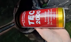 Wlewam dodatek do paliwa TEC 2000, by usunąć wodę w filtrze paliwa.