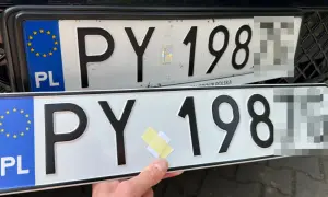 Dwie polskie tablice rejestracyjne z numerem PY 198. Jedna jest zamontowana na samochodzie, druga trzymana w ręce.