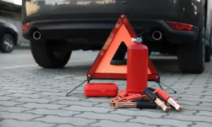Trójkąt ostrzegawczy, gaśnica, kable rozruchowe i apteczka to rzeczy, co trzeba mieć w aucie na wypadek awarii.