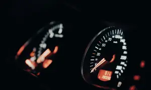 Prędkościomierz pokazuje niską prędkość, co może skutkować mandatem za zbyt wolną jazdę.
