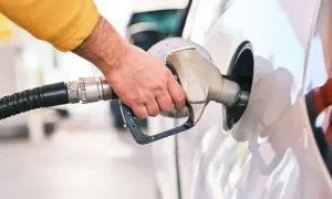 Dłoń tankuje samochód. Czy silnik wysokoprężny to diesel czy benzyna? Odpowiedź zależy od modelu auta.