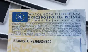 Fragment polskiego dowodu rejestracyjnego z napisem "STAROSTA WEJHEROWSKI" i wielojęzycznymi nazwami dokumentu.