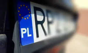 Wykaz tablic rejestracyjnych: polska tablica z symbolem UE i literami "PL RF".
