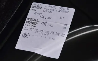 Naklejka z danymi pojazdu, w tym kod silnika po VIN: Octavia 110kW A7F, kod CZDA, LF7Y-F6F6.