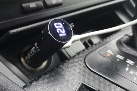 W samochodzie nie działa zapalniczka, ale podłączony adapter USB pokazuje napięcie 12.9V.