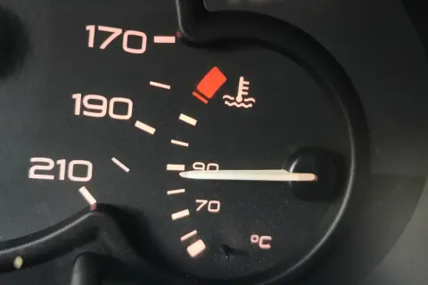Wskaźnik pokazuje temperaturę płynu chłodniczego. Igła znajduje się między 70 a 90°C, co oznacza, że silnik jest w optymalnej temperaturze pracy.