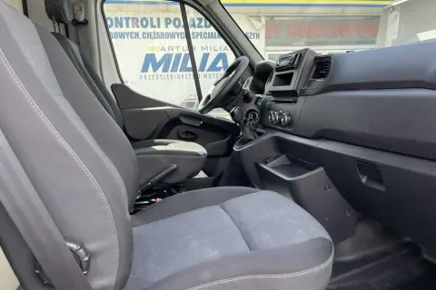 Wnętrze Renault Master. Gdzie jest akumulator? Pod siedzeniem kierowcy, jak w wielu autach dostawczych.