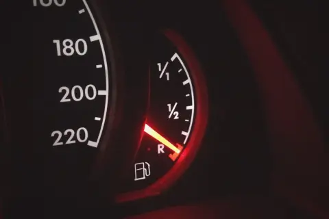 Wskaźnik paliwa na desce rozdzielczej pokazuje niski poziom. Objawy za niskiego poziomu paliwa w gaźniku mogą być różne, ale ten wskaźnik jest pierwszym sygnałem.