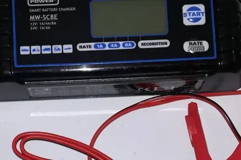 Ładowarka MW-SC8E z ikonami pojazdów. Czy nowy akumulator trzeba ładować? Sprawdź instrukcję lub ustaw tryb ładowania.