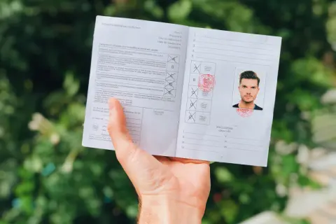 Międzynarodowe prawo jazdy konwencją genewską czy wiedeńską? Dokument z danymi kierowcy i pieczęciami.