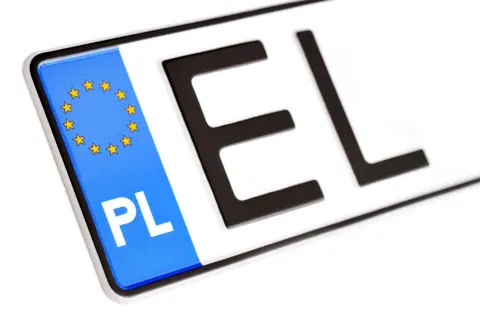 Polska tablica rejestracyjna ok. z symbolem Unii Europejskiej i literami "EL".