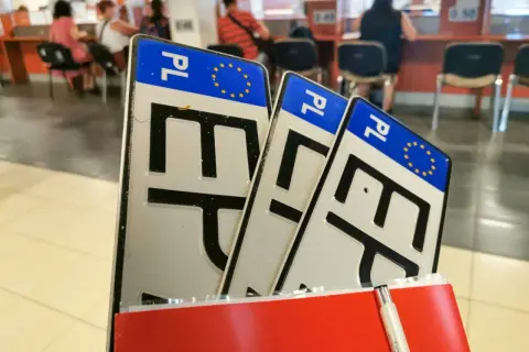 Kilka tablic rejestracyjnych PL w urzędzie. Czekam na swoją gb rejestrację.