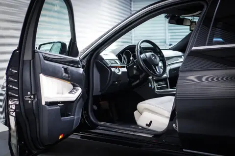 Wnętrze luksusowego Mercedesa z białymi skórzanymi fotelami. Zastanawiasz się, keyless entry co to jest? To wygoda bez kluczyka.