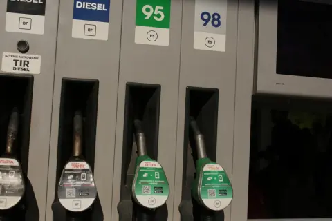 Dostępne paliwa: Diesel, benzyna 95 i 98. Wybierz odpowiednią opcję dla swojego pojazdu.