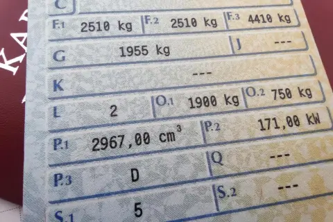 Fragment dowodu rejestracyjnego pojazdu. Widoczna masa własna 1955 kg (pole G) oraz inne dane techniczne.
