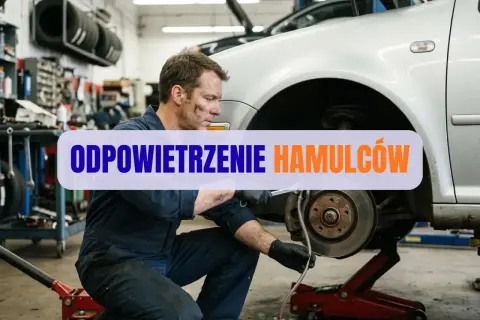 Mechanik wykonuje odpowietrzanie hamulców z ABS. Prawidłowa kolejność odpowietrzania jest kluczowa dla bezpieczeństwa.
