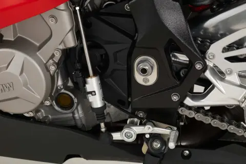 Mechanizm quickshifter co to? Widok na silnik motocykla BMW z elementami układu zmiany biegów, w tym siłownikiem quickshifter.
