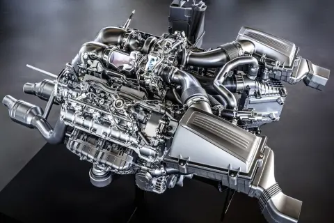 Błyszczące cylindry w silniku V8, z turbosprężarkami i skomplikowanymi przewodami, prezentują potęgę inżynierii.