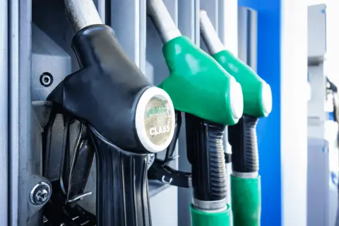 Dysze do paliwa na stacji benzynowej. Dowiedz się, jak zatankować auto, wybierając odpowiednią dyszę.