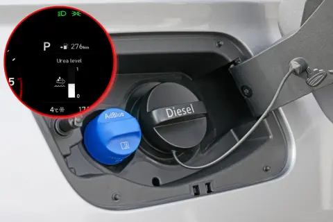 Wskaźnik poziomu AdBlue na desce rozdzielczej informuje, do jakich samochodów jest potrzebny ten płyn. Widoczny jest korek AdBlue i Diesel.