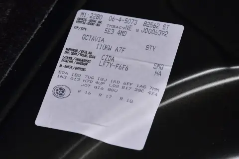Naklejka z danymi pojazdu, w tym kod silnika po VIN: Octavia 110kW A7F, kod CZDA, LF7Y-F6F6.