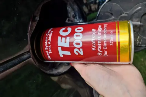 Wlewam dodatek do paliwa TEC 2000, by usunąć wodę w filtrze paliwa.