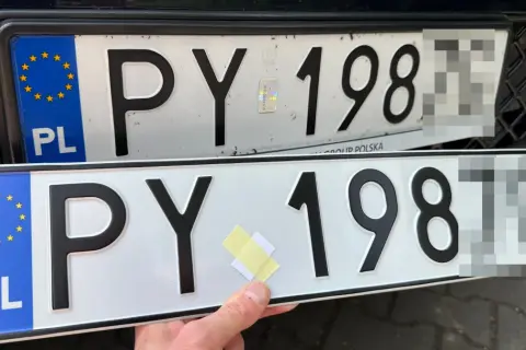 Dwie polskie tablice rejestracyjne z numerem PY 198. Jedna jest zamontowana na samochodzie, druga trzymana w ręce.